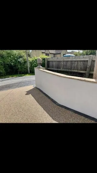 Our client had a small driveway but used the front garden to park their cars, which wasn’t very user friendly, so we completely transformed the front garden into a driveway using resin bound material. We also laid a beautiful patio to the back with a gorgeous antique water feature and laid the rest of the lawn with new turf. 🙌😍

#landscaping #landscape #landscapedesign #garden #gardening #lawncare #construction #gardendesign #nature #landscapephotography #landscaper #design #outdoorliving #plants #lawn #architecture #grass #backyard #lawnmaintenance #flowers #patio #landscapearchitecture #photography #gardens #hardscape #landscapers #resinbound #tarmac #pavers #resinbounddriveway